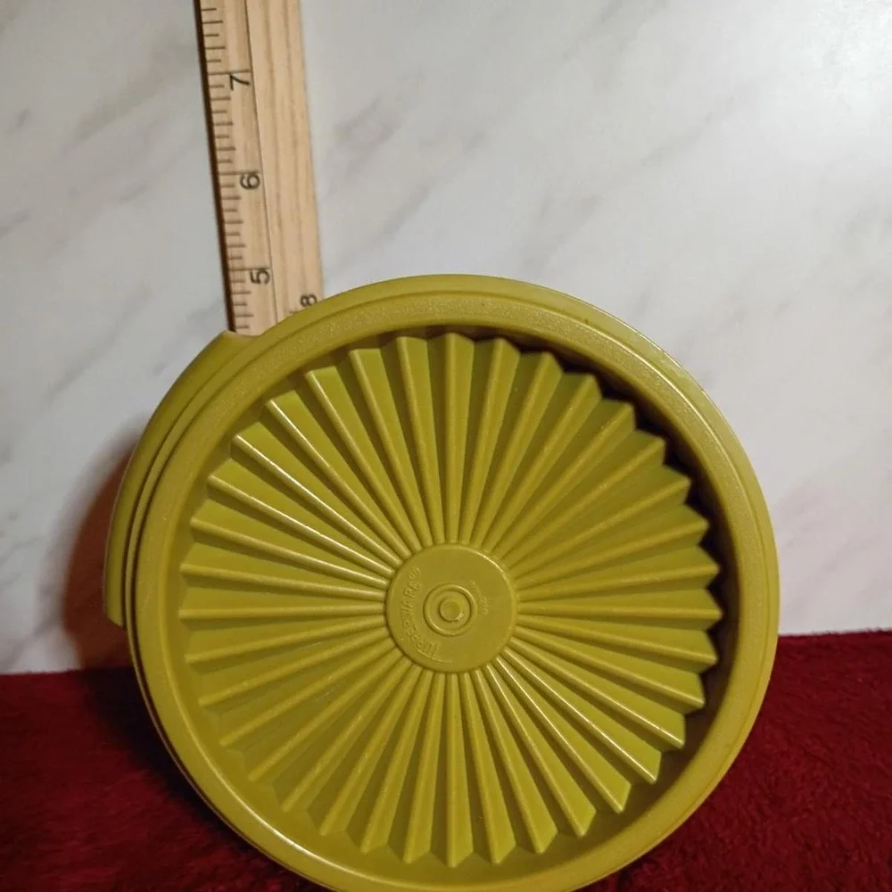 Vintage Tupperware Avocado Green Servalier Bowl with Sunburst Lid 886-22